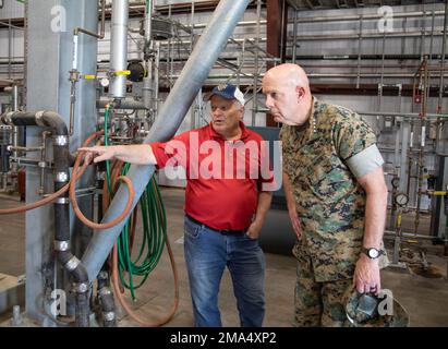 La cerimonia netta Zero si è tenuta a bordo della Marine Corps Logistics base (MCLB) Albany, 24 maggio 2022. MCLB Albany può ora definirsi una base "Net Zero" ed è la prima installazione nel Dipartimento della Difesa a raggiungere questo traguardo di efficienza energetica. NET Zero è definito come la produzione di tanta energia elettrica da fonti rinnovabili “verdi” quanto consumerà dal suo fornitore di servizi. Foto Stock