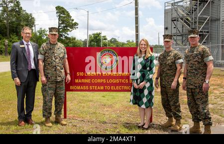 La cerimonia netta Zero si è tenuta a bordo della Marine Corps Logistics base (MCLB) Albany, 24 maggio 2022. MCLB Albany può ora definirsi una base "Net Zero" ed è la prima installazione nel Dipartimento della Difesa a raggiungere questo traguardo di efficienza energetica. NET Zero è definito come la produzione di tanta energia elettrica da fonti rinnovabili “verdi” quanto consumerà dal suo fornitore di servizi. Foto Stock