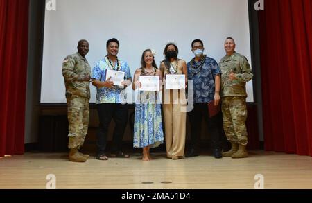 Michael E. Duke, consulente senior arruolato, truppa battaglione, Tripler Army Medical Center; Asa Crawford, hula performer, Hawai’i Hula Company; Celeste Mercedes Mosqueda, hula performer, Hawaii Hula Company; Kiana Yamat, Miss Hawaii USA 2022; Ronson Asuncion, cantante e chitarrista, Hawai’i Hula Company; e il col. Thurman J. Saunders, capo dell'ufficio infermieristico, TAMC, posa durante l'evento di osservanza del mese dell'eredità delle isole dell'Asia americana, dei nativi hawaiani e del Pacifico al Triple Army Medical Center, 24 maggio 2022. Foto Stock