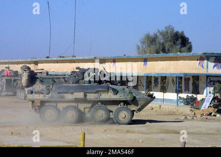 041216-M-2353F-004. Un veicolo blindato leggero (LAV-25), assegnato al 1st° Battaglione di ricognizione blindato (LARB), si posiziona a Camp Owen, per una meritata e necessaria pausa dopo il ritorno dalle operazioni, a Fallujah, in Iraq, durante l'operazione IRAQI FREEDOM II Foto Stock