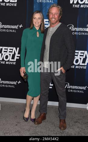 Susan Walters e Linden Ashby arrivano alla prima di Los Angeles di Paramount+'Teen Wolf: The Movie' tenutasi presso l'Harmony Gold Theater di Hollywood, CA il 18 gennaio 2023. © Janet Gough / AFF-USA.COM Foto Stock