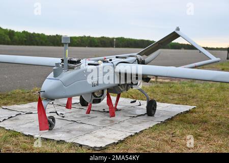 I soldati del 1st DET / 104th BEB (BRIGADE ENG BATTALLION) stanno completando un'operazione di due settimane di addestramento del drone ombra non presidiato UAS. Questo drone di 12 piedi con un'apertura alare di 22 piedi è un drone base carburante che può restituire foto e video a un punto base. L'OMBRA viene lanciata da un catapulta pneumatico montato su un rimorchio, viene recuperata con l'ausilio di attrezzi di arresto simili ai getti su un portaerei. La sua telecamera elettroottica/infrarossa (EO/IR), raffreddata ad azoto liquido, stabilizzata digitalmente e montata su gimbal, trasmette video in tempo reale tramite un collegamento dati line-of-sight in banda C alla terra c Foto Stock