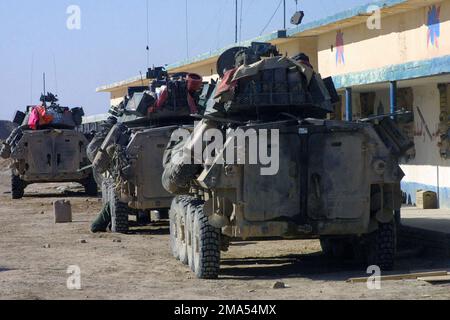 041216-M-2353F-009. I veicoli blindati leggeri (LAV-25), assegnati al 1st° Battaglione di ricognizione blindato (LARB), sono presenti a Camp Owen, dopo aver completato le operazioni a Fallujah, in Iraq, durante l'operazione IRAQI FREEDOM II Foto Stock