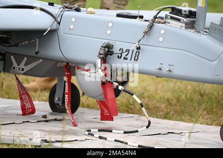 I soldati del 1st DET / 104th BEB (BRIGADE ENG BATTALLION) stanno completando un'operazione di due settimane di addestramento del drone ombra non presidiato UAS. Questo drone di 12 piedi con un'apertura alare di 22 piedi è un drone base carburante che può restituire foto e video a un punto base. L'OMBRA viene lanciata da un catapulta pneumatico montato su un rimorchio, viene recuperata con l'ausilio di attrezzi di arresto simili ai getti su un portaerei. La sua telecamera elettroottica/infrarossa (EO/IR), raffreddata ad azoto liquido, stabilizzata digitalmente e montata su gimbal, trasmette video in tempo reale tramite un collegamento dati line-of-sight in banda C alla terra c Foto Stock