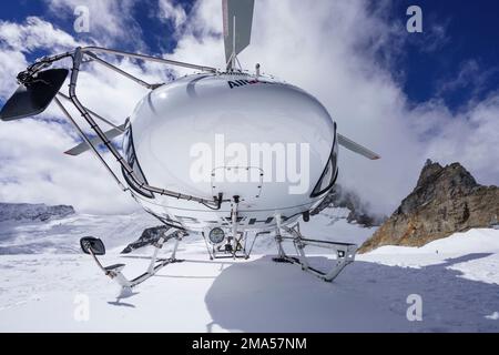 L'elicottero svizzero si trova sul Ghiacciaio Aletsch presso la Jungfrau Joch, nell'Eiger, nelle alpi svizzere Foto Stock