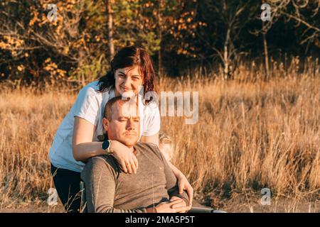 Coppia caucasica amorevole in campagna. Abbracci delicati, un concetto per San Valentino Foto Stock