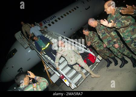 050209-A-8359B-072. [Completa] Caption scena: Il generale brigadiere Francisco Marque, comandante della Guardia Nazionale Puerto Rico, sta battendo per salutare IL 1st per scendere da un volo commerciale, il maggiore Orlando Nigaglioni, comandante della Compagnia di polizia militare del 125th, Guardia Nazionale di Porto Rico. Successivamente, il generale brigadiere Jose Rosado, comandante del comando regionale di preparazione del 65th, Fort Buchanan, Porto Rico. Nella linea di saluto è il colonnello Sergio Ayala, comando della truppa della Guardia Nazionale e il colonnello Daniel Mangual, CAPO DELLO STATO MAGGIORE della Guardia Nazionale. Nella rampa di scale, indossando jeans blu e b Foto Stock