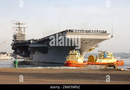 050301-N-7615S-006. Base: San Diego Stato: California (CA) Paese: Stati Uniti d'America (USA) Scene Major Command mostrato: USS Abraham Lincoln (CVN-72) Foto Stock