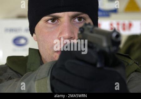 US Marine Corps (USMC) Private First Class (PFC) Benjamin Leichty, un membro della Special Reaction Team (SRT), punta la sua pistola M9 9mm, durante un allenamento di routine, tenuto a bordo della Marine Corps Air Station (MCAS) Iwakuni, Giappone. Base: Marine Corps Air Station,Iwakuni Paese: Giappone (JPN) Foto Stock