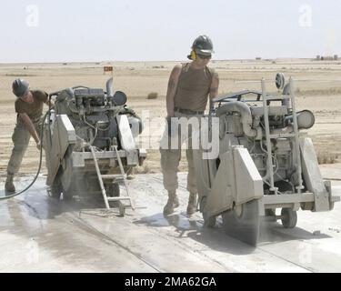 050428-M-5607G-006. Base: Al Asad Air base Stato: Al Anbar Paese: Iraq (IRQ) Foto Stock