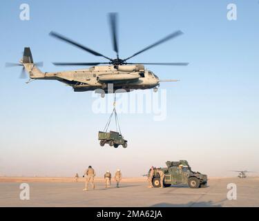 Un corpo marino statunitense (USMC) CH-53E Super Stallion, 2nd Marine Aircraft Wing (MAW), solleva un veicolo gommato multiuso ad alta mobilità blindato laterale (HMMWV) dalla linea di volo della base aerea di al Asad (AB), Iraq, Per la consegna alle unità di fanteria inserite in una posizione avanzata per l'operazione RIVER SWEEP a sostegno dell'operazione IRACHENA LIBERTÀ. Base: Al Asad Air base Stato: Al Anbar Paese: Iraq (IRQ) Foto Stock