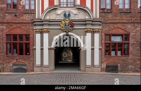 Portale barocco del Municipio di Stralsund con lo stemma storico, Stralsund, Meclemburgo-Pomerania occidentale, Germania Foto Stock