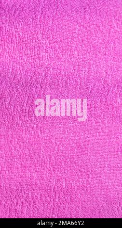 Texture rosa di asciugamano da bagno piegato come sfondo Foto Stock