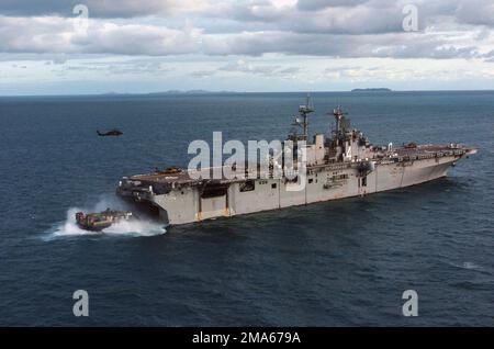 050619-N-8146B-005. [Completa] Didascalia scena: Vista laterale a dritta della US Navy (USN) Wasp Class Amphibious Assault Ship USS BOXER (LHD 4) mentre lancia contemporaneamente una Royal Australian Air Force (RAAF) S-70A Black Hawk (Blackhawk) e una USN Landing Craft, Air Cushion (LCAC) a sostegno dell'esercizio TALISMANO SABER 2005. TALISMAN SABER è un esercizio sponsorizzato congiuntamente dal comando statunitense del Pacifico (USPACOM) e dal comando australiano delle operazioni congiunte della forza di difesa, e progettato per formare il personale del comandante della flotta US 7th e il personale australiano delle operazioni congiunte come un compito combinato designato F. Foto Stock