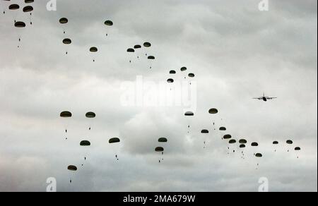 050618-N-0000P-217. [Complete] Scene Caption: Australian Army Soldiers, 3rd Royal Australian Regiment, condurre un salto statico all'alba paracadute da un aereo da carico C-130 Hercules sopra la Shoalwater Bay Training Area (SWBTA) a Rockhampton, Australia come parte dell'esercizio TALISMANO SABER 2005. TALISMAN SABER è un esercizio sponsorizzato congiuntamente dal comando statunitense del Pacifico (USPACOM) e dal comando australiano delle operazioni congiunte della forza di difesa, e progettato per formare il personale del comandante della flotta US 7th e il personale australiano delle operazioni congiunte come un quartier generale designato della Combined Task Force (CTF). L'esercizio fo Foto Stock