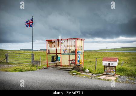 The Unst Bus Shelter, decorato con amore per il Giubileo della Regina del 70th, Baltasound, Unst, Shetland Islands, Scozia, Regno Unito Foto Stock