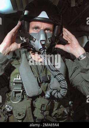 050623-N-1332Y-128. [Completo] Scene Caption: US Navy (USN) Vice ammiraglio (VADM) Jonathan W. Greenert, Comandante, US Seventh Fleet, indossa una maschera di ossigeno e un casco piloti mentre si prepara per un volo in un USN F/A-18F Super Hornet, volato da Strike Fighter Squadron 102 (VFA-102), Naval Air Facility (NAF), Giappone Atsugi), Durante la sua visita alla USS KITTY HAWK (CV 63). Il KITTY HAWK attualmente opera nel Mar dei Coralli a sostegno dell'esercizio TALISMANO SABER 2005. TALISMAN SABER è un esercizio sponsorizzato congiuntamente dal comando del Pacifico degli Stati Uniti (USPACOM) e dalla virgola delle operazioni congiunte della forza di difesa australiana Foto Stock