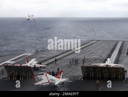 050624-N-7532C-010. Base: USS Harry S. Truman (CVN 75) Nazione: Oceano Atlantico (AOC) Foto Stock