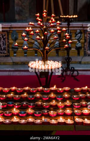Candele all'interno della chiesa Cattedrale di Bologna, Cattedrale Metropolitana di San Pietro nel centro della città medievale di Bologna. Foto Stock