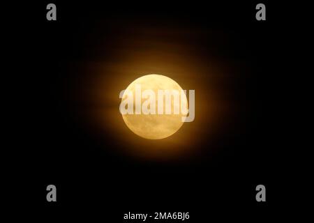 Luna piena che sorge su Speyer, Renania-Palatinato, Germania Foto Stock
