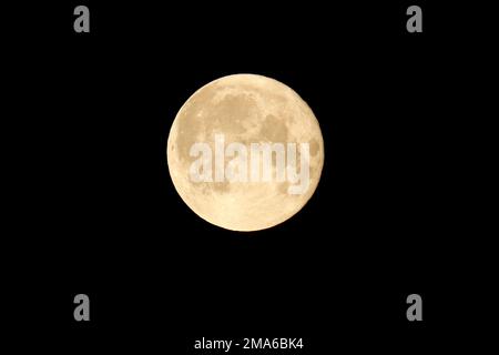 Luna piena che sorge su Speyer, Renania-Palatinato, Germania Foto Stock