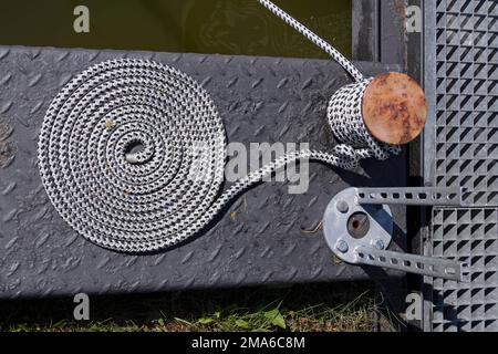 Corda avvolta, porto, Wustrow, Meclemburgo-Pomerania occidentale, Germania Foto Stock