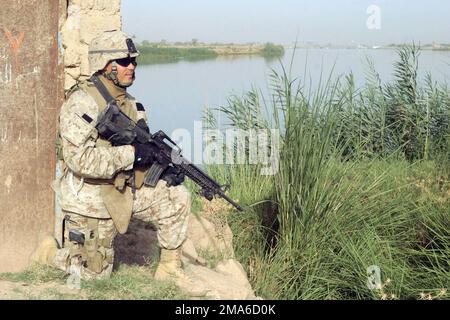 US Navy (USN) Hospitalman terza Classe (hm3) Nicholas Herrera, assegnato a 3rd battaglione, 8th Marines Regiment, Kilo Company, 2nd Platoon, 1st Squad, È armato di un fucile 5,56mm M16A2 come lui mans una posizione di sicurezza vicino al fiume Euphrates, a Zaidon, Iraq, durante l'operazione Scimitar. I Marines dell'USMC assegnati alla 2nd Divisione Marina stanno conducendo operazioni di controrinsurrezione con le forze di sicurezza irachene (ISF) per isolare e neutralizzare le forze anti-irachene, a sostegno dell'operazione DI LIBERTÀ IRACHENA. Soggetto operativo/Serie: BASE PER LA LIBERTÀ IRACHENA: Zaidon Stato: Al Anbar Paese: Iraq (IRQ) Foto Stock