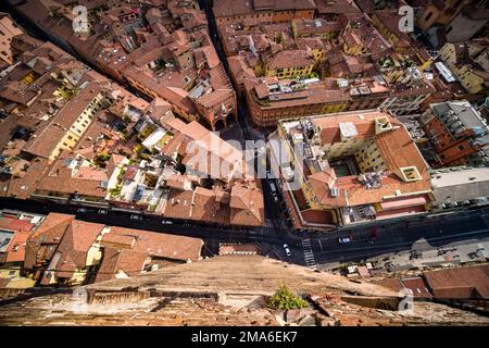 Veduta aerea dei tetti della città medievale di Bologna, vista dalla torre Torre degli Asinelli. Foto Stock