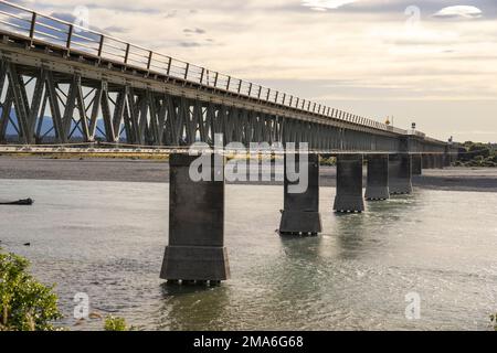 L'Haast River Bridge è il ponte stradale a una corsia più lungo della Nuova Zelanda Foto Stock