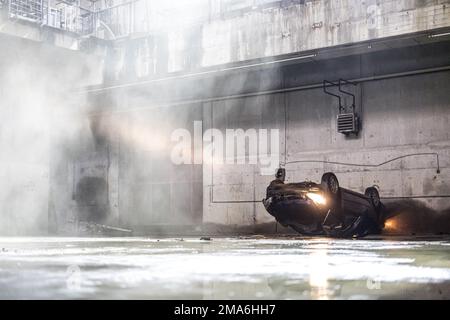 Monaco, Germania. 05th maggio, 2022. Un'auto si schianta in un buco in una sala durante una data stabilita mentre filma la nuova serie Sky "Drift - Partners in Crime". I primi cinque episodi della stagione 1 inizieranno il 24 febbraio 2023 sul canale Sky. Credit: Matthias Balk/dpa/Alamy Live News Foto Stock