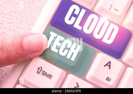 Scrittura di testo Cloud Tech. Memorizzazione di foto concettuali e accesso a dati e programmi tramite Internet Foto Stock