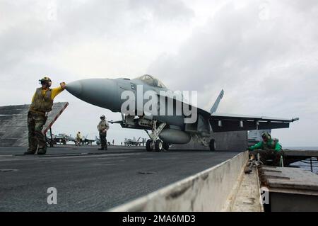 I marinai DELLA US Navy (USN) assegnati all'equipaggio della piattaforma di volo a bordo della portaerei, USS KITTY HAWK (CV 63), aspettano di lanciare un aeromobile Super Hornet USN F/A-18E, assegnato ai "maces reali" di Strike Fighter Squadron Two Seven (VFA-27), durante la terza esercitazione annuale Joint Air and Sea (JASEX), Durante la conduzione di operazioni nella regione del Pacifico occidentale al largo della costa di Yokosuka, Giappone. Base: USS Kitty Hawk (CV 63) Nazione: Giappone (JPN) Foto Stock