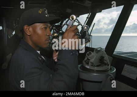 A bordo del ponte della US Navy (USN) Aircraft Carrier, USS KITTY HAWK (CV 63), Quartermaster Third Class (QM3) Timothy Wright, coadiera attraverso uno stadio, durante il terzo esercizio annuale Joint Air and Sea (JASEX), mentre conduceva operazioni nella regione del Pacifico occidentale al largo della costa di Yokosuka, Giappone. Base: USS Kitty Hawk (CV 63) Nazione: Giappone (JPN) Foto Stock