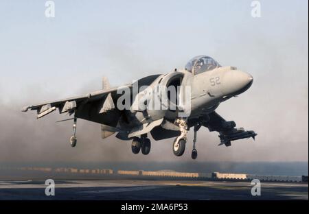 Andrews, Pilot, Marine Medium Helicopter Squadron-162 (HMM-162) (rinforzato), 26th Marine Expeditionary Unit (Special Operations Capable) (MEU(SOC)), effettua un decollo verticale in un USMC AV-8B Harrier della US Navy (USN) Wasp Classe ANFIBIO LHD 3 In rotta verso la base aerea di King Faisal (AB), Giordania, per Infinite Moonlight 2005. Infinite Moonlight 2005 è una missione di addestramento bilaterale tra le forze del comando centrale degli Stati Uniti e le forze militari giordane. Base: USS Kearsarge (LHD 3) Foto Stock