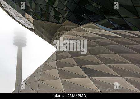 Particolare della facciata di BMW Welt, Torre Olimpica sul retro, Monaco, Baviera, Germania Foto Stock