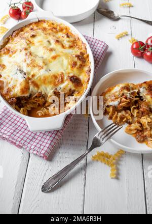 Casseruola con fusilli, salsa bolognese fatta in casa, besciamella e farcitura di mozzarella Foto Stock