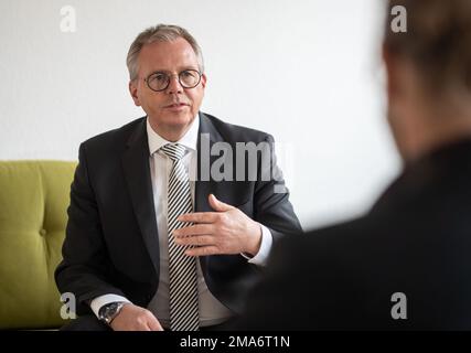 Magonza, Germania. 18th Jan, 2023. Johannes Heger, presidente della Federazione delle Associazioni di imprese (LVU) della Renania-Palatinato e Managing Partner della Heger Gruppe GmbH, è stato membro del "Green Sofa" durante un'intervista con l'Agenzia Stampa tedesca di Magonza. Credit: Frank Rumpenhorst/dpa/Alamy Live News Foto Stock