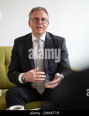 Magonza, Germania. 18th Jan, 2023. Johannes Heger, presidente della Federazione delle Associazioni di imprese (LVU) della Renania-Palatinato e Managing Partner della Heger Gruppe GmbH, è stato membro del "Green Sofa" durante un'intervista con l'Agenzia Stampa tedesca di Magonza. Credit: Frank Rumpenhorst/dpa/Alamy Live News Foto Stock