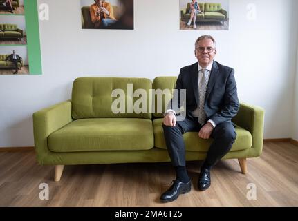 Magonza, Germania. 18th Jan, 2023. Johannes Heger, presidente della Federazione delle Associazioni di imprese (LVU) della Renania-Palatinato e Managing Partner della Heger Gruppe GmbH, è stato membro del "Green Sofa" durante un'intervista con l'Agenzia Stampa tedesca di Magonza. Credit: Frank Rumpenhorst/dpa/Alamy Live News Foto Stock