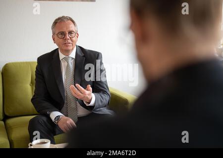 Magonza, Germania. 18th Jan, 2023. Johannes Heger, presidente della Federazione delle Associazioni di imprese (LVU) della Renania-Palatinato e Managing Partner della Heger Gruppe GmbH, è stato membro del "Green Sofa" durante un'intervista con l'Agenzia Stampa tedesca di Magonza. Credit: Frank Rumpenhorst/dpa/Alamy Live News Foto Stock