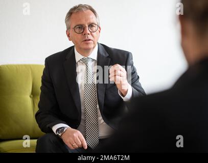 Magonza, Germania. 18th Jan, 2023. Johannes Heger, presidente della Federazione delle Associazioni di imprese (LVU) della Renania-Palatinato e Managing Partner della Heger Gruppe GmbH, è stato membro del "Green Sofa" durante un'intervista con l'Agenzia Stampa tedesca di Magonza. Credit: Frank Rumpenhorst/dpa/Alamy Live News Foto Stock