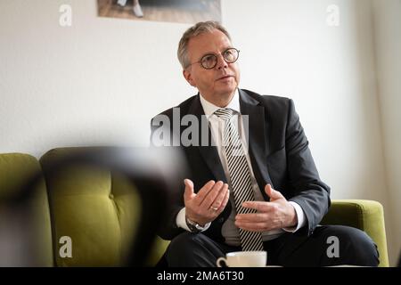 Magonza, Germania. 18th Jan, 2023. Johannes Heger, presidente della Federazione delle Associazioni di imprese (LVU) della Renania-Palatinato e Managing Partner della Heger Gruppe GmbH, è stato membro del "Green Sofa" durante un'intervista con l'Agenzia Stampa tedesca di Magonza. Credit: Frank Rumpenhorst/dpa/Alamy Live News Foto Stock