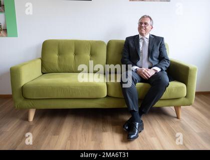 Magonza, Germania. 18th Jan, 2023. Johannes Heger, presidente della Federazione delle Associazioni di imprese (LVU) della Renania-Palatinato e Managing Partner della Heger Gruppe GmbH, è stato membro del "Green Sofa" durante un'intervista con l'Agenzia Stampa tedesca di Magonza. Credit: Frank Rumpenhorst/dpa/Alamy Live News Foto Stock