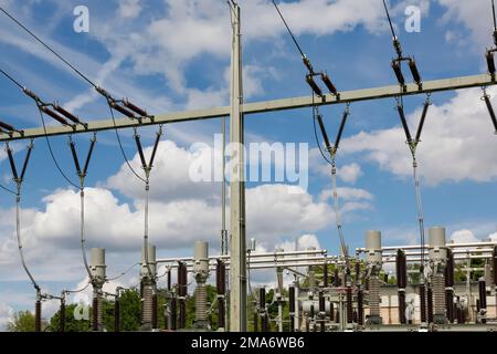 Circuito di riserva di Glems, centrale di stoccaggio a pompaggio, distribuzione di energia elettrica tramite trasformatore, linee di dettaglio, natura elettrica verde e ambientale Foto Stock