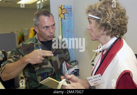 US Air Force (USAF) Colonnello (col) Brad Rust, 81st Medical Group (MG), discute una valutazione medica con il Dr. Kathy Davis della Croce Rossa americana, a Gulfport, Mississippi (MS), in seguito all'uragano Katrina. Base: Gulfport Stato: Mississippi (MS) Paese: Stati Uniti d'America (USA) Scene Major Command mostrato: AETC Foto Stock