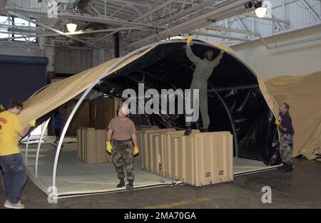 Il personale DELLE forze aeree STATUNITENSI (USAF) della 131st Fighter Wing (FW), della Missouri Air National Guard (ANG), si prepara a ricevere circa 2.000 o più evacuati dall'uragano Katrina presso l'ex impianto di assemblaggio finale Boeing a St Louis, Missouri (MO). Base: Lambert IAP, Saint Louis Stato: Missouri (MO) Paese: Stati Uniti d'America (USA) Scene Major Command mostrato: ACC Foto Stock