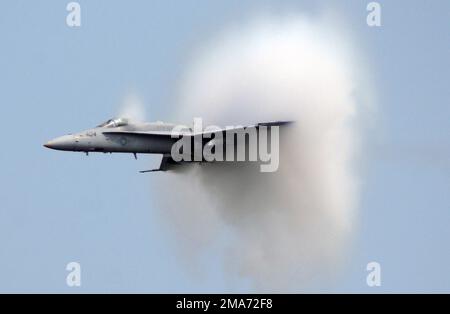 Un corpo marino statunitense (USMC) F/A-18C, Strike Fighter Squadron 195 (VFA-195), Naval Air Station (NAS) Atsugi, Giappone (JPN), rompe la barriera sonora durante il Freedom Through Friendship Air Show presso Osan Air base (AB), Repubblica di Corea (KOR). Base: Osan Air base Nazione: Repubblica di Corea (KOR) Foto Stock