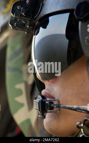 SPECIALISTA dell'Esercito DEGLI STATI UNITI (USA) Timothy Houston, un UH-60L Black Hawk (Blackhawk) Helicopter CREW CHIEF assegnato al Battaglione dell'Aviazione 282nd, esegue la scansione del traffico aereo a New Orleans, Louisiana (LA), durante le operazioni di soccorso dell'uragano Katrina, Joint Task Force (JTF) Katrina. (Immagine duplicata, vedere anche DFSD0608686 o cercare 050911F5964B181). Base: New Orleans Stato: Louisiana (LA) Paese: Stati Uniti d'America (USA) Foto Stock