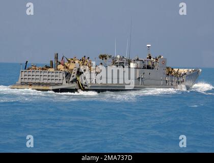 US Navy (USN) Landing Craft Utility 1646 (LCU 1646) trasporta i Marine Corps degli Stati Uniti (USMC) Marines dalla 13th Marines Expeditionary Unit (MEU) a riva in preparazione della prossima dimostrazione di atterraggio anfibio per l'esercizio BRIGHT STAR 05. Paese: Egitto Foto Stock