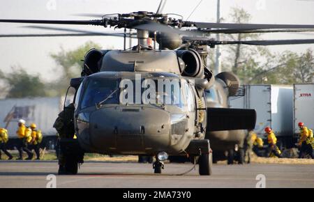 Un elicottero dell'esercito statunitense (USA) UH-60 Black Hawk (Blackhawk) si prepara a decollare nelle prime ore del mattino a sostegno della Task Force Katrina all'aeroporto internazionale Louis Armstrong di New Orleans (MSY), Louisiana (LA). (Immagine duplicata, vedere anche DASD0608660 o cercare 050913A7274K001). Stato: Louisiana (LA) Paese: Stati Uniti d'America (USA) Scene Major Command mostrato: Nord-est Foto Stock